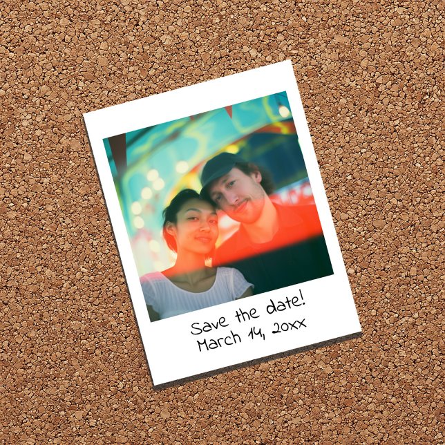 Mariage rétro faire-part de date de sauvegarde (Retro instant photo save the date card featuring a couple’s picture and style handwritten text)