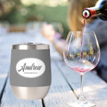 Mariage stylisé gris foncé Nom du fabricant<br><div class="desc">Offrez à votre toiletteur mariage ce croustillant en acier inoxydable tendance et personnalisé avec son nom en écriture stylisée dans un design blanc et ovale. La couleur et le script de l'Arrière - plan est gris foncé. Personnalisez votre cave à vin en éditant et en remplaçant le nom par le...</div>