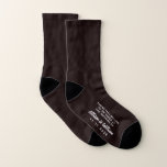 Mariage Usher Funny<br><div class="desc">Habille les hommes de ta fête de mariage avec des chaussettes amusantes de coordination — pour les huissiers, "ces pieds appartiennent à un huissier au mariage de" chaussettes. Personnalisez ces amusantes conserves de souvenirs avec vos prénoms et votre date de mariage en typographie blanche contre un arrière - plan noir....</div>