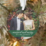 Marié et joyeux Mariage calligraphie verte<br><div class="desc">Marry et Joyeux Élégant Calligraphie Script Mariage Photo Ornement Vert avec Snowflakes retour.</div>