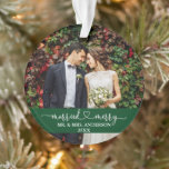 Marié Merry Calligraphie Coeur Mariage Vert<br><div class="desc">Calligraphie Elégante Mariée et Joyeuse Mariage Script ornement photo avec Snowflakes retour. Vert</div>