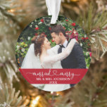Marié Merry Calligraphie Coeur Photo Mariage Rouge<br><div class="desc">Calligraphie Elégante Mariée et Joyeuse Mariage Script ornement photo avec Snowflakes retour. Rouge</div>