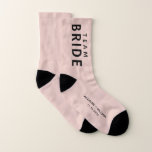Mariée d'équipe mariage personnalisée rose pâle<br><div class="desc">Un cadeau de mariage personnalisé et amusant pour vos amis et votre famille. Vous pouvez personnaliser ces chaussettes de souvenir rose pâle avec vos prénoms et votre date de mariage.</div>