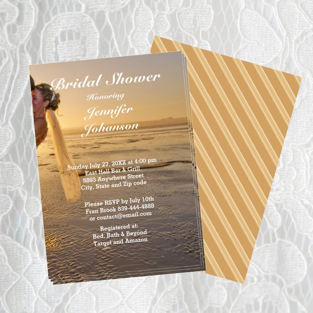 Mariée et chambre sur la carte de Fête des mariées (Bride & Groom on Sunset Beach Bridal Shower Card)