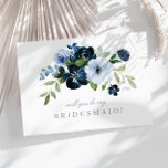 marine bleu floral serez-vous ma carte de demoisel<br><div class="desc">Un design charmant avec d'élégantes fleurs bleues poussiéreuses et blanches marine. Le texte et les couleurs peuvent être personnalisés.</div>
