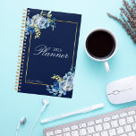 Marine Blue Gold Floral Élégant Personnalisé 2023<br><div class="desc">D'élégantes roses bleues et blanches décorent ce bel urbaniste floral 2023. Le cadre chic en fausse feuille d'or est agrémenté de jolies fleurs d'aquarelle d'indigo et d'une jolie tige botanique jaune clair. Votre nom est écrit en écriture cursive blanche classique dans la bordure rectangle.</div>