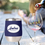Marine Blue Stylisé Mariage Nom du Groomsman<br><div class="desc">Offrez à votre toiletteur mariage ce croustillant en acier inoxydable tendance et personnalisé avec son nom en écriture stylisée dans un design blanc et ovale. La couleur et le script de l'Arrière - plan est bleu marine. Personnalisez votre cave à vin en éditant et en remplaçant le nom par le...</div>