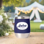 Marine Blue Stylisé Mariage Nom du Groomsman<br><div class="desc">Offrez à votre toiletteur mariage ce croustillant en acier inoxydable tendance et personnalisé avec son nom en écriture stylisée dans un design blanc et ovale. La couleur et le script de l'Arrière - plan est bleu marine. Personnalisez votre cave à vin en éditant et en remplaçant le nom par le...</div>