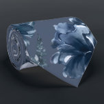 Marine Jardin bleu Florals Marine Mariage Cravate<br><div class="desc">Un cravate classique bleu marine et blanc mariage avec un assemblage de fleurs de jardin peintes en aquarelle,  dont des pivoines dans les tons bleu marine,  bleu marine muet,  gris poussiéreux et bleus poussiéreux. Un cravate mariage de marine classique.</div>