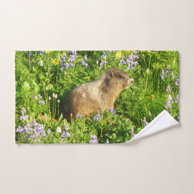 Marmotte dans les fleurs sauvages du mont Rainier (Serviette à main)
