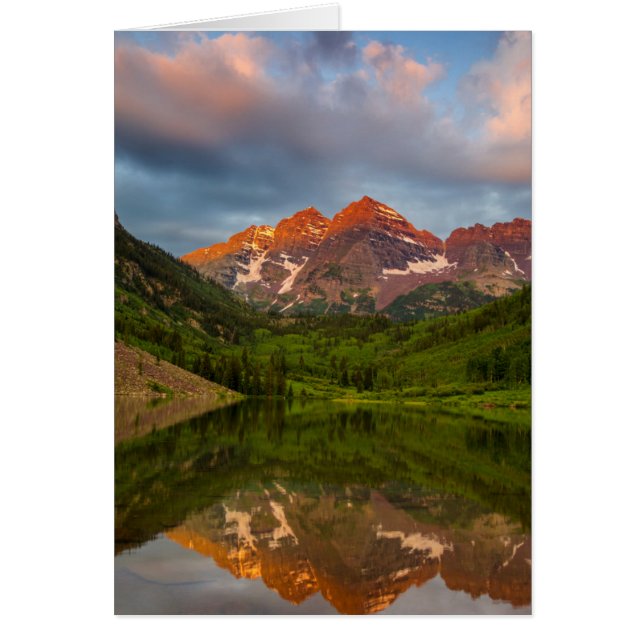 Maroon Bells se reflètent dans le lac Maroon calme (Devant)