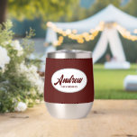 Maroon Stylisé Mariage Nom du fabricant<br><div class="desc">Offrez à votre toiletteur mariage ce croustillant en acier inoxydable tendance et personnalisé avec son nom en écriture stylisée dans un design blanc et ovale. Couleur et script Arrière - plan est marron. Personnalisez votre cave à vin en éditant et en remplaçant le nom par le nom désiré. Disponible dans...</div>