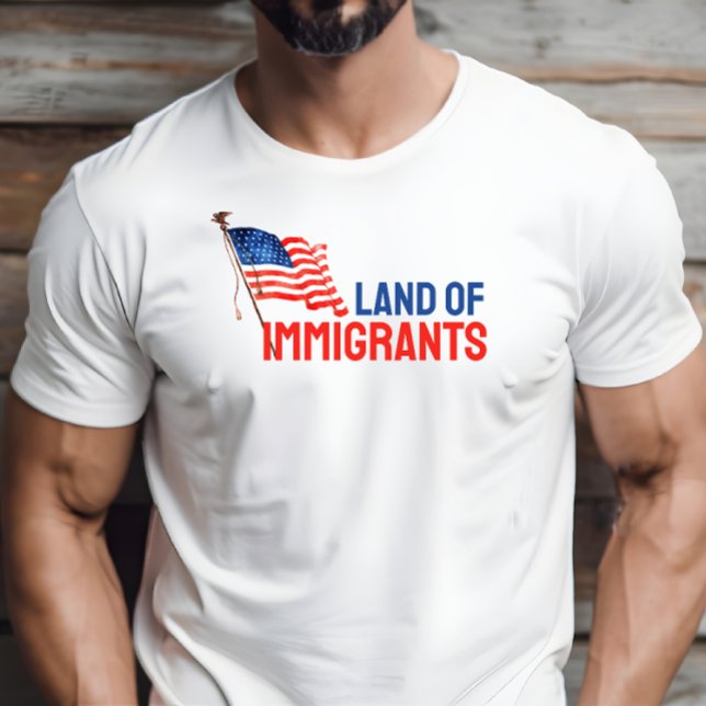 Marque anti-Trump drapeau rouge bleu T-shirt (This T-shirt fearlessly confronts Donald Trump's immigration policies. Land of immigrants.)