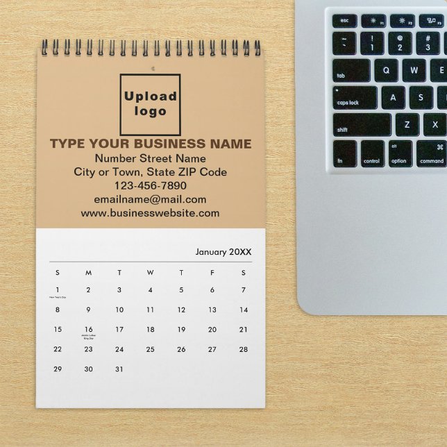 Marque commerciale Brown légère sur calendrier (Build brand name awareness. Light brown business branding on calendar displayed on office desk.)