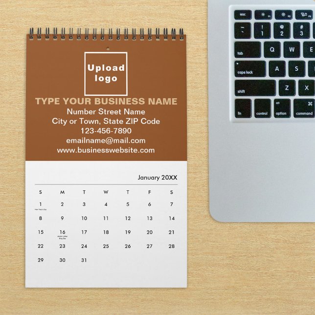 Marque commerciale Brown sur le calendrier (Build brand name awareness. Brown business branding on calendar displayed on office desk.)
