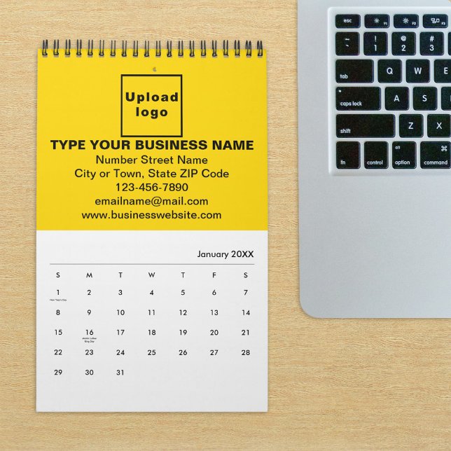 Marque commerciale jaune sur le calendrier (Build brand name awareness. Yellow business branding on calendar displayed on office desk.)