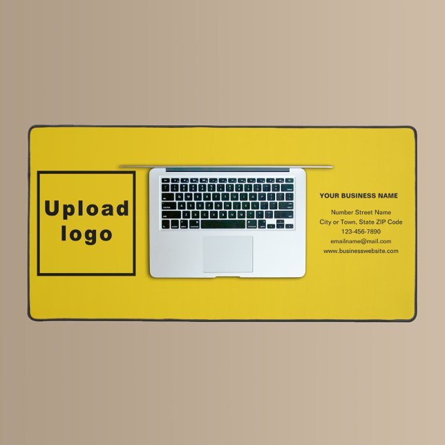 Marque commerciale sur tapis de bureau jaune (Build brand name awareness. Your business brand on yellow desk mat.)