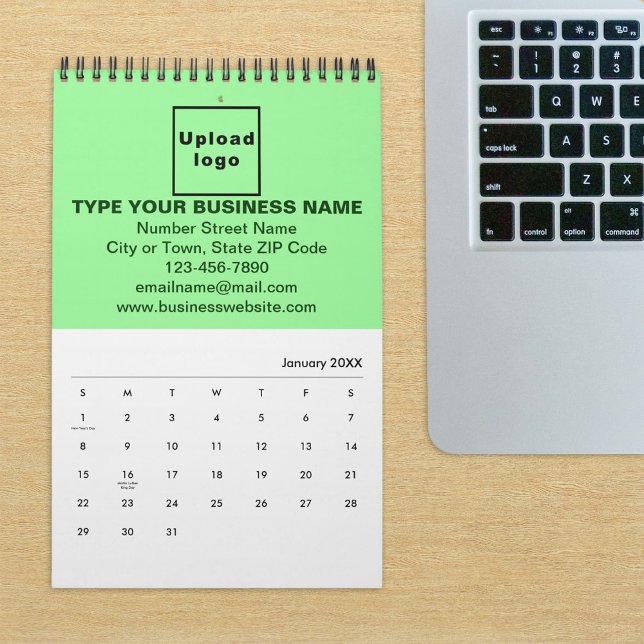 Marque commerciale verte sur calendrier (Build brand name awareness. Light green business branding on calendar displayed on office desk.)