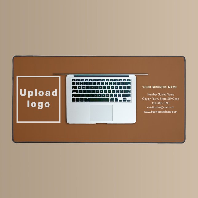 Marque d'affaires sur le tapis de bureau Brown (Build brand name awareness. Your business brand on brown desk mat.)