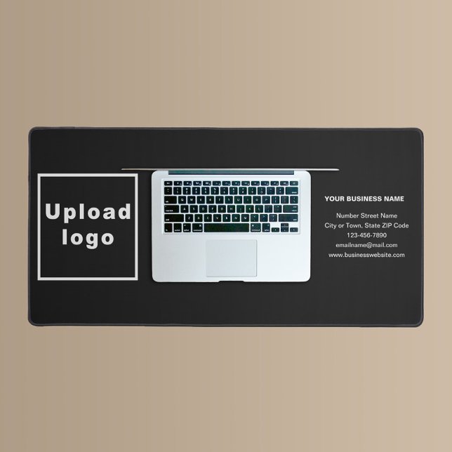 Marque d'affaires sur le tapis noir de bureau (Build brand name awareness. Your business brand on black desk mat.)