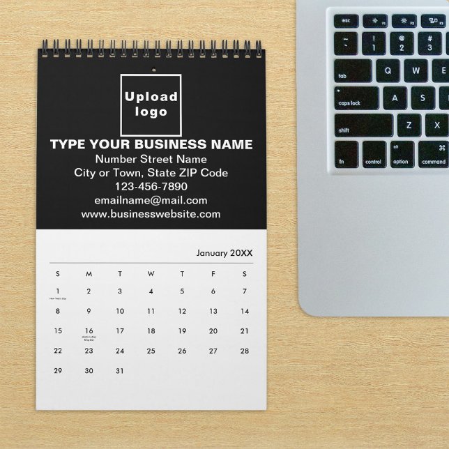 Marque d'entreprise noire sur le calendrier (Build brand name awareness. Black business branding on calendar displayed on office desk.)