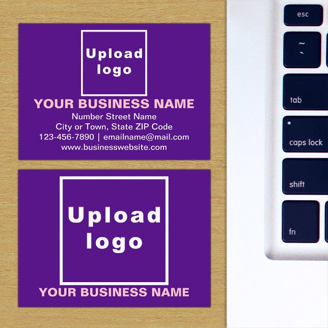 Marque d'entreprise sur petite carte rectangle vio (The front and back of the purple business card with your brand)
