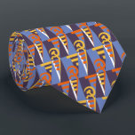 Marteau soviétique et cravate de faucille<br><div class="desc">Marteau soviétique et faucille motif de design textile sur une cravate! J'ai conçu ce motif dans plusieurs modèles de couleurs (regardez mon magasin pour les variations) inspirés par les modèles de textile/tissu avant-gardistes soviétiques des années 1920/1930.</div>