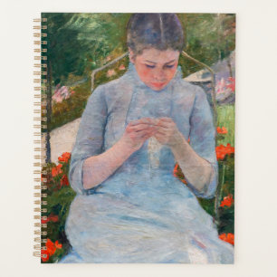 Mary Cassatt - Fille couture dans un jardin