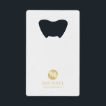 Masculine Blanc et or Groomsmen personnalisé<br><div class="desc">Ajoutez une touche personnelle à votre mariage grâce à un ouvre-bouteille personnalisé pour groomsmen. Ce ouvre-bouteille est doté d'un monogramme blanc en cercle or avec nom et titre en or style de police professionnelle sur arrière - plan blanc. Aussi parfait pour le meilleur homme, père de la mariée et plus....</div>