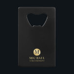 Masculine Noir et Or Groomsmen personnalisé<br><div class="desc">Ajoutez une touche personnelle à votre mariage grâce à un ouvre-bouteille personnalisé pour groomsmen. Ce ouvre-bouteille est doté d'un monogramme noir en cercle or avec nom et titre en or style de police professionnelle sur arrière - plan noir. Aussi parfait pour le meilleur homme, père de la mariée et plus....</div>