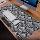Masques noir et blanc motif<br><div class="desc">L'élégant motif vintage à damas floral blanc ceint sur la couleur noire personnalisée arrière - plan peut être facilement customisé en changeant la couleur noire arrière - plan. Cochez le texte monogramme,  ou vous pouvez le supprimer.</div>
