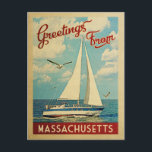 Massachusetts Carte postale Vintage voyage de voil<br><div class="desc">Ce Salutations du Massachusetts design nautique de voyage vintage comprend un bateau naviguant sur l'eau avec des mouettes et un ciel bleu rempli de somptueux nuages blancs bouffants.</div>