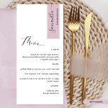 Mauve Douce, Personnalisé avec Menu Chic du Nom de<br><div class="desc">Pourquoi dépenser pour des cartons de placement et des menus alors que vous pouvez avoir un menu élégant tout-en-un personnalisé avec le nom de chaque invité ! Design contemporain, simple et élégant avec une belle calligraphie manuscrite moderne. La bande dans le coin supérieur droit est dans un ton mauve doux...</div>
