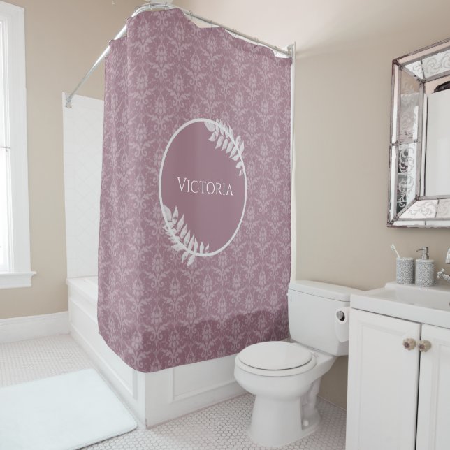 Mauve Elegant Damask Rideau de douche personnalisé (En situation)