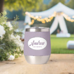 Mauve Stylisé Mariage Nom du fabricant<br><div class="desc">Offrez à votre toiletteur mariage ce croustillant en acier inoxydable tendance et personnalisé avec son nom en écriture stylisée dans un design blanc et ovale. La couleur et le script de l'Arrière - plan est mauve. Personnalisez votre cave à vin en éditant et en remplaçant le nom par le nom...</div>