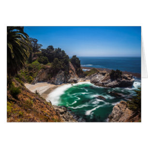 Mcway Falls dans le parc d'état Julia Pfeiffer Bur