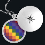Médaillon Avec Fermoir à damiers arc-en-ciel<br><div class="desc">Célébrez votre Fierté, votre soutien ou votre amour de la couleur avec ce cool à damiers motif arc-en-ciel. Chaque rangée de carrés de couleur arc-en-ciel déplace un carré à droite pour créer un motif à damiers coloré. Les carrés de rouge, d'orange, de jaune, de vert, de bleu, d'indigo et de...</div>