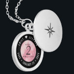 Médaillon Avec Fermoir Anniversaire Mariage élégant du 2e Rose Quartz<br><div class="desc">Commémorez le 2ème anniversaire du mariage avec cet élégant emplacement! Un élégant lettrage noir et blanc avec des confettis hexagonaux sur un arrière - plan rose riche ajoute une touche mémorable pour cette occasion spéciale et cette étape importante. Customisez avec les noms du couple heureux, et les dates de leur...</div>