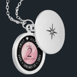 Médaillon Avec Fermoir Anniversaire Mariage élégant du 2e Rose Quartz<br><div class="desc">Commémorez le 2ème anniversaire du mariage avec cet élégant emplacement! Un élégant lettrage noir et blanc avec des confettis hexagonaux sur un arrière - plan rose riche ajoute une touche mémorable pour cette occasion spéciale et cette étape importante. Customisez avec les noms du couple heureux, et les dates de leur...</div>