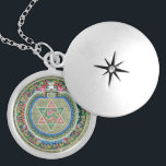Médaillon Avec Fermoir Bouddhisme tantrique tibétain vintage Mandala Than<br><div class="desc">Bouddhisme tantrique tibétain vintage Mandala Thangka La peinture de beauté et de profundité exquise est sur ce collier bijou pendentif. Un cadeau de bijoux significatif pour invoquer l'énergie positive,  l'équilibre,  l'équilibre et la bonne chance,  tant pour les femmes que pour les hommes. Rare et unique !</div>