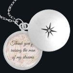 Médaillon Avec Fermoir Cadeau pour Mère en Merci de droit pour élever l'h<br><div class="desc">Merci d'avoir élevé l'homme de mes rêves en disant sur un collier d'argent est le sentiment parfait à donner à votre future mère en droit ou mère en droit. Elle le chérira !</div>