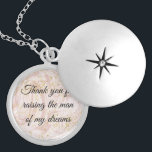 Médaillon Avec Fermoir Cadeau pour Mère en Merci de droit pour élever l'h<br><div class="desc">Merci d'avoir élevé l'homme de mes rêves en disant sur un collier d'argent est le sentiment parfait à donner à votre future mère en droit ou mère en droit. Elle le chérira !</div>