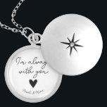 Médaillon Avec Fermoir Cadeaux de relations interurbaines personnalisés<br><div class="desc">Votre amoureuse va adorer ce jeton d'amour lui faisant savoir que vous pensez toujours à elle et avec elle. Jolie calligraphie de script et la phrase "Je suis toujours avec vous" et un coeur sont au centre. Personnalisez avec vos noms pour une touche spéciale.</div>