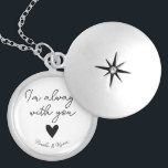 Médaillon Avec Fermoir Cadeaux de relations interurbaines personnalisés<br><div class="desc">Votre amoureuse va adorer ce jeton d'amour lui faisant savoir que vous pensez toujours à elle et avec elle. Jolie calligraphie de script et la phrase "Je suis toujours avec vous" et un coeur sont au centre. Personnalisez avec vos noms pour une touche spéciale.</div>