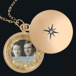 Médaillon Avec Fermoir cinquantième Souvenir d'or du cadre | de photo<br><div class="desc">C'est un unique, le souvenir commémoratif personnalisé élégant d'anniversaire de photo de collier d'or d'anniversaire brillant pendant d'or d'effet a votre propre modèle photo personnalisé des couples heureusement mariés d'anniversaire de cinquante ans centrés et encadrés par un cercle des conceptions fleuries élégantes de remous d'or. Au fond sont les noms...</div>