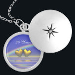 Médaillon Avec Fermoir Coeurs d'or du 50e anniversaire<br><div class="desc">Pochette avec mon oeuvre de deux coeurs dorés flottant sur l'eau sous un arc-en-ciel avec texte personnalisable qui dit "50 ans".</div>