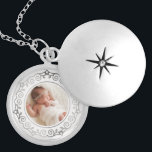 Médaillon Avec Fermoir Couronne d'argent ornée<br><div class="desc">Tenez votre proche proche avec un locataire photo personnalisé.</div>
