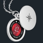 Médaillon Avec Fermoir Élégant 42e anniversaire du Mariage Jasper<br><div class="desc">Célébrez le 42e anniversaire du mariage avec style avec ce lieu commémoratif! Un élégant lettrage blanc sur un arrière - plan rouge cerisier marbré apporte une touche inoubliable pour cette occasion spéciale et cette étape extraordinaire. Customisez avec les noms du couple heureux, et ajoutez une date pour leur anniversaire jasper....</div>
