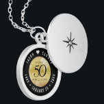 Médaillon Avec Fermoir Élégant 50e anniversaire de Mariage d'or<br><div class="desc">Commémorez le 50e anniversaire de mariage avec cet élégant emplacement! Elégant serif noir et sans serif lettrage avec des confettis hexagonaux sur un dégradé doré arrière - plan ajouter une touche mémorable pour cette occasion spéciale et extraordinaire jalon. Customisez avec les noms du couple heureux, et les dates de leur...</div>