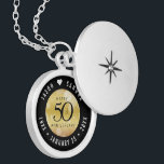 Médaillon Avec Fermoir Élégant 50e anniversaire de Mariage d'or<br><div class="desc">Commémorez le 50e anniversaire de mariage avec cet élégant emplacement! Elégant serif noir et sans serif lettrage avec des confettis hexagonaux sur un dégradé doré arrière - plan ajouter une touche mémorable pour cette occasion spéciale et extraordinaire jalon. Customisez avec les noms du couple heureux, et les dates de leur...</div>